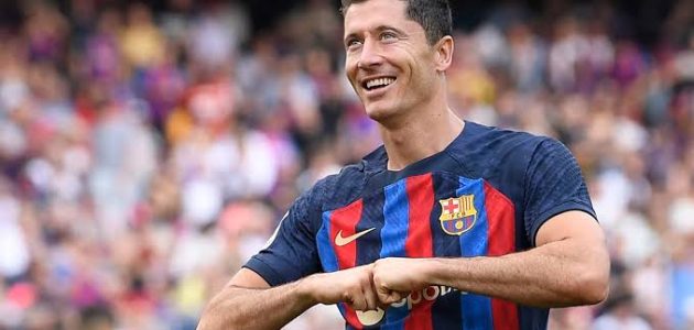 ليفاندوسكي يخطط للرحيل عن برشلونة